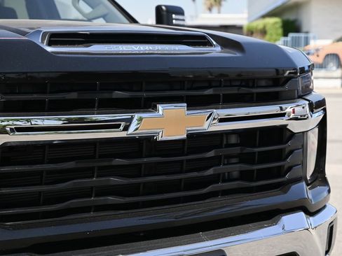 Used 2025 Chevrolet Silverado 2500 LT w/ Convenience Package AWD/4WD image 10