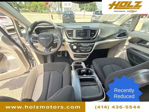 Used 2020 Chrysler Pacifica Touring FWD image 19