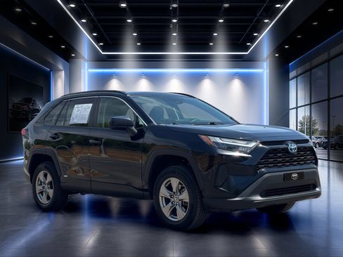 Used 2023 Toyota RAV4 LE AWD/4WD image 2