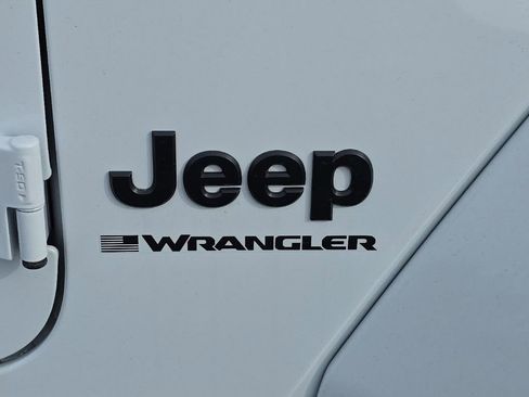 Used 2025 Jeep Wrangler Unlimited Sahara AWD/4WD image 13