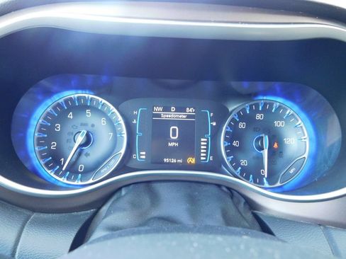 Used 2017 Chrysler Pacifica Touring-L w/ Tire & Wheel Group FWD image 11