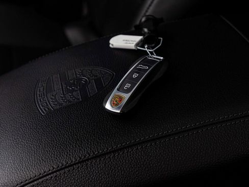 Used 2023 Porsche Cayenne Platinum Edition image 39