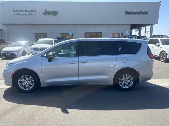 Used 2024 Chrysler Pacifica Touring-L FWD image 2