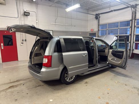 Used 2015 Chrysler Town & Country Touring-L w/ Driver Convenience Group image 12