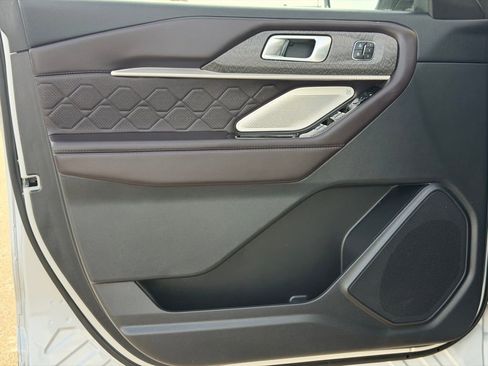 Used 2025 Ford Explorer Platinum w/ LUX Leather Package image 23