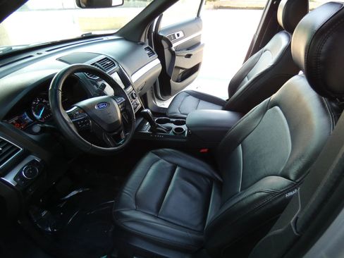 Used 2017 Ford Explorer XLT w/ Equipment Group 202A image 47