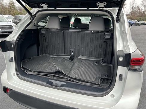 Used 2023 Toyota Highlander LE image 12