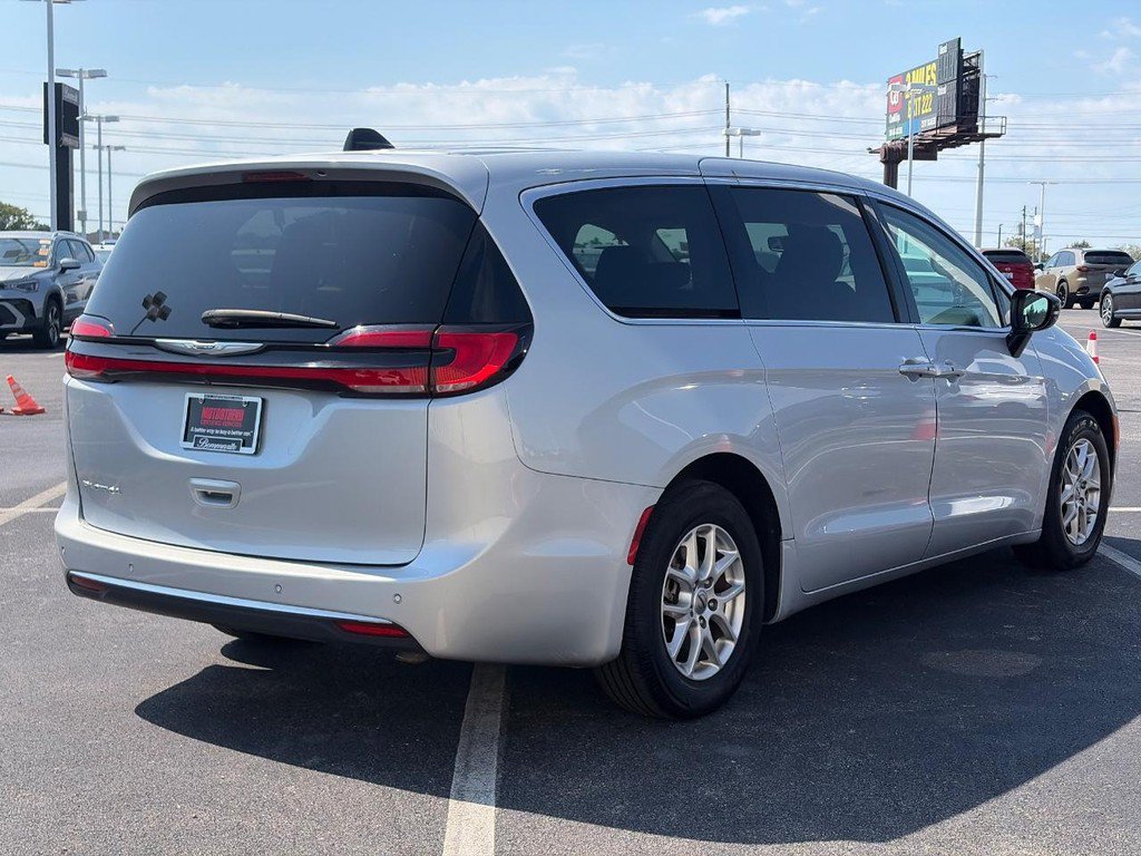 Used 2024 Chrysler Pacifica Touring-L FWD image 3