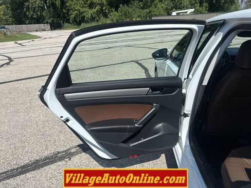 Used 2022 Volkswagen Passat 2.0T SE FWD image 30