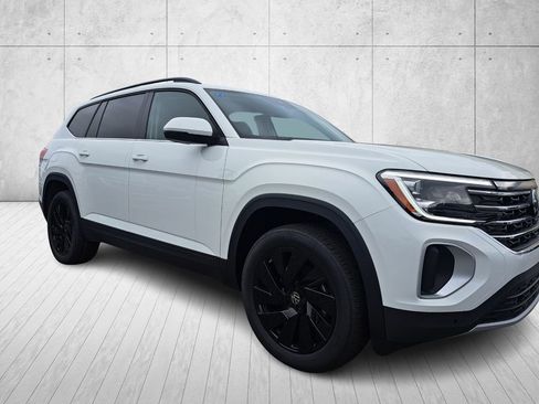 Used 2025 Volkswagen Atlas SE image 3