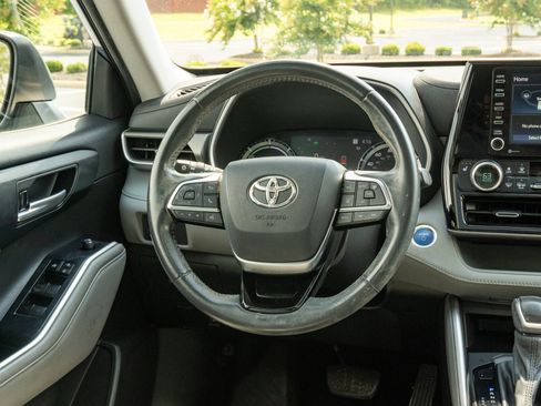 Used 2021 Toyota Highlander XLE FWD image 22