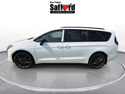 New 2027 Chrysler Pacifica Limited w/ Family Tech Group AWD/4WD image 5