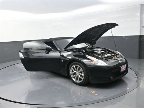 Used 2010 Nissan 370Z Touring image 31