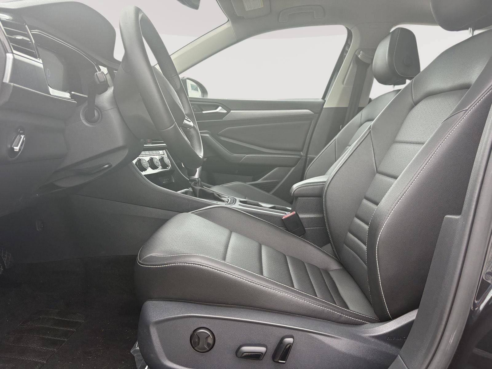 Certified 2022 Volkswagen Jetta SE w/ Panoramic Sunroof Package FWD image 4