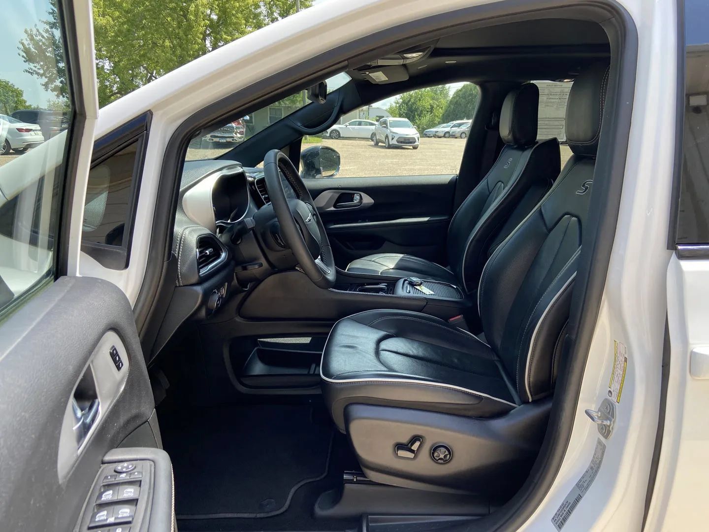 Used 2025 Chrysler Pacifica Limited FWD image 11