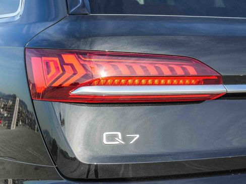 Used 2022 Audi Q7 Premium image 10