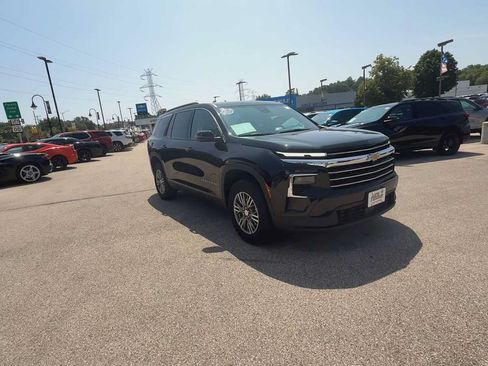 Used 2025 Chevrolet Traverse LT w/ Driver Confidence Package AWD/4WD image 2