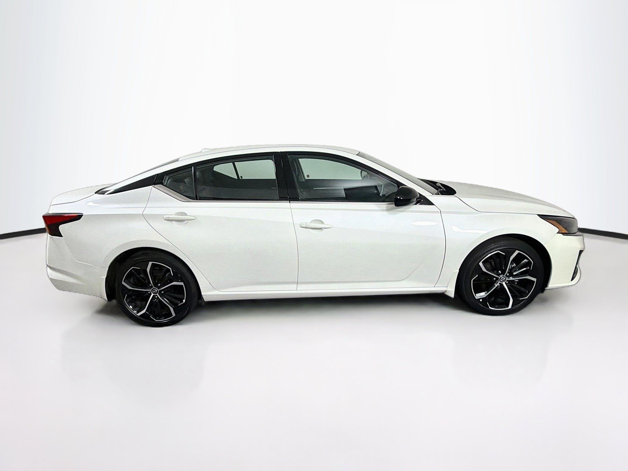 Used 2025 Nissan Altima 2.5 SR FWD image 10