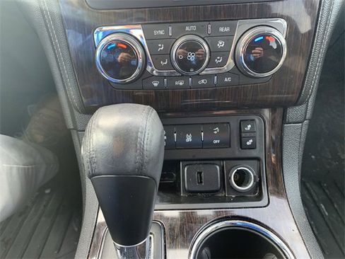 Used 2017 Chevrolet Traverse LT image 16
