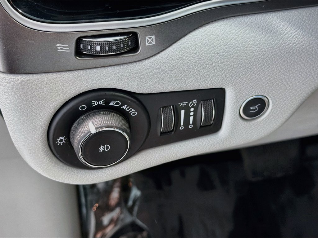 Used 2019 Jeep Cherokee Limited AWD/4WD image 12