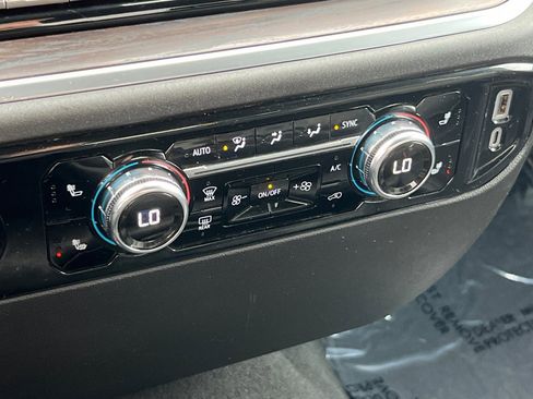 Used 2024 GMC Sierra 1500 SLT image 16