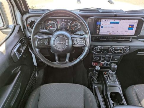 Used 2024 Jeep Gladiator Mojave AWD/4WD image 16