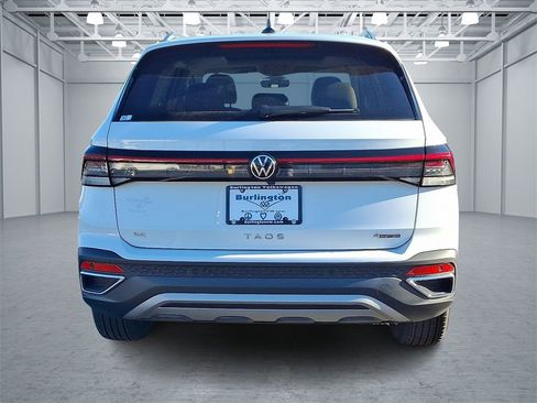 Certified 2025 Volkswagen Taos SE w/ Panoramic Sunroof Package image 5