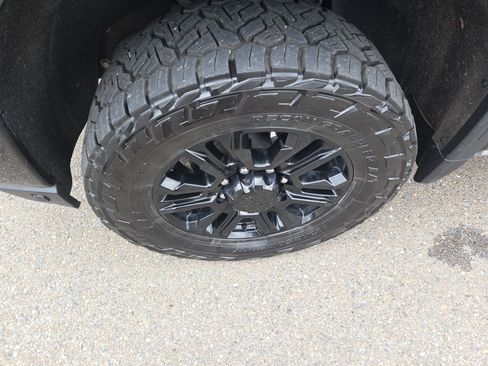 Used 2021 GMC Sierra 2500 Denali w/ Denali Black Diamond Edition image 9