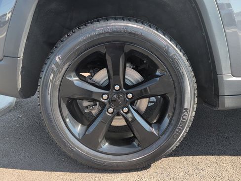 Used 2023 Jeep Grand Cherokee Altitude image 9