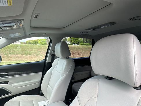 Used 2025 Kia Telluride EX w/ EX Captain's Chair Package image 13