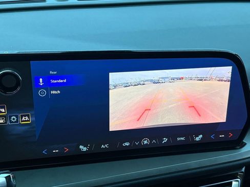 Used 2025 Chevrolet Traverse LT image 24