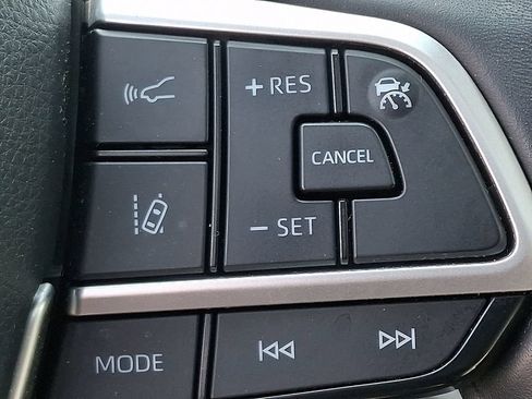 Used 2023 Toyota Highlander XLE AWD/4WD image 24