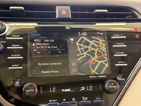 Used 2020 Toyota Camry XLE w/ Sunroof Package image 11