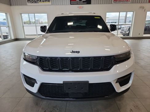 Used 2023 Jeep Grand Cherokee Altitude AWD/4WD image 3