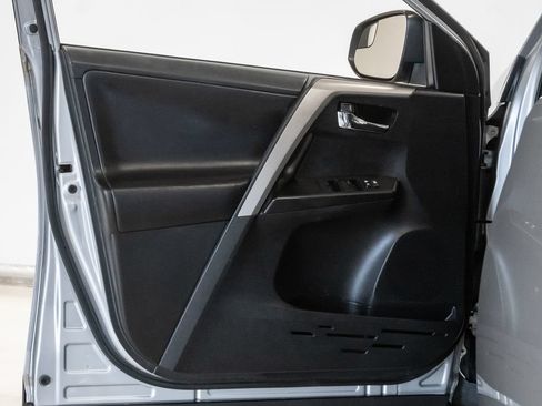 Used 2018 Toyota RAV4 XLE AWD/4WD image 8