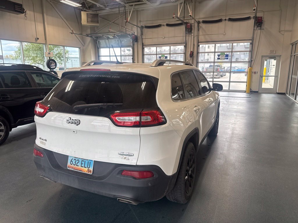 Used 2017 Jeep Cherokee Latitude AWD/4WD image 5