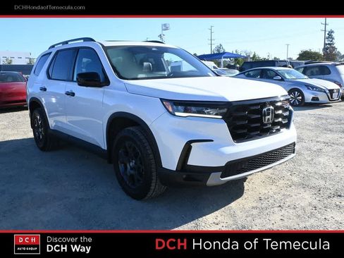 Used 2025 Honda Pilot TrailSport image 3
