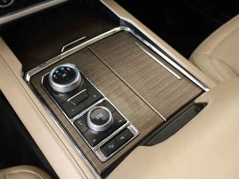 Used 2024 Ford Expedition Limited image 9