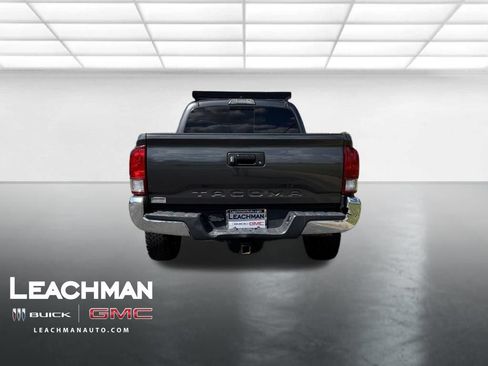 Used 2017 Toyota Tacoma TRD Off-Road AWD/4WD image 4