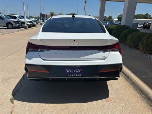 Used 2025 Hyundai Elantra Limited FWD image 13