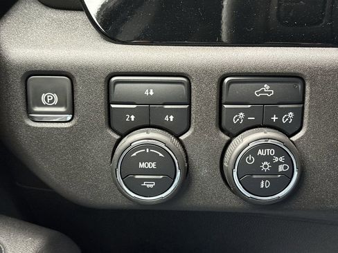 Used 2025 Chevrolet Silverado 2500 LT w/ Convenience Package image 37