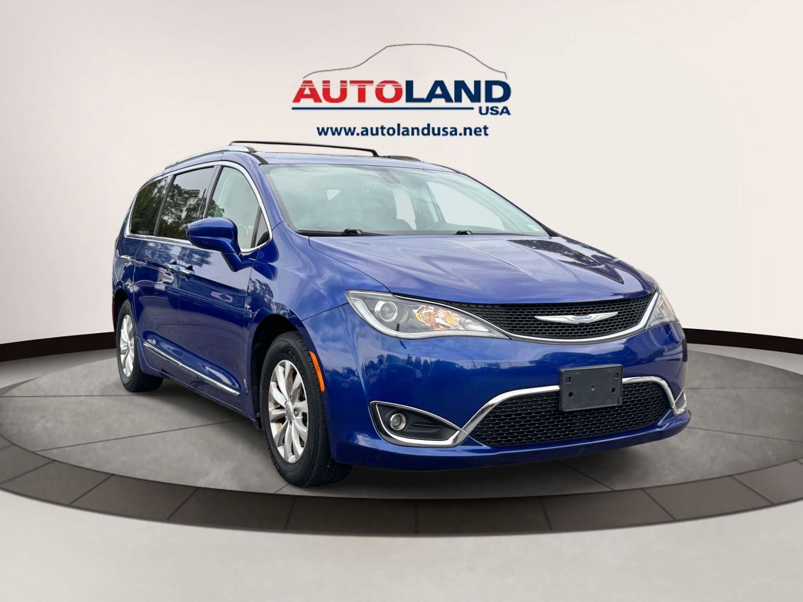 Used 2018 Chrysler Pacifica Touring-L Plus FWD image 2