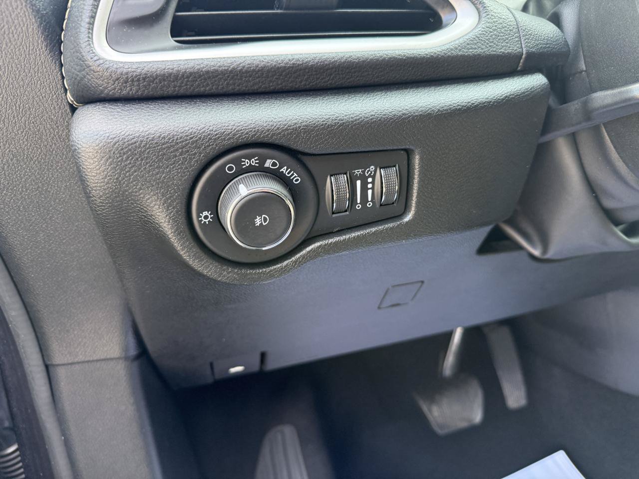 Used 2023 Chrysler Pacifica Touring FWD image 25