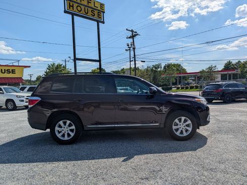 Used 2012 Toyota Highlander SE w/ Tow Pkg FWD image 5