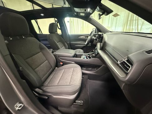 Used 2025 Chevrolet Traverse LT w/ Sun and Wheel Package image 27