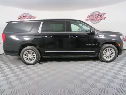 Used 2022 GMC Yukon XL Denali w/ Advanced Technology Package image 8