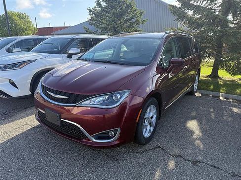 Used 2017 Chrysler Pacifica Touring-L Plus w/ Tire & Wheel Group FWD image 2