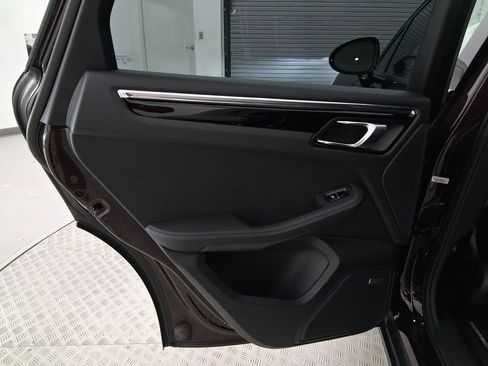 Used 2025 Porsche Macan AWD/4WD image 32