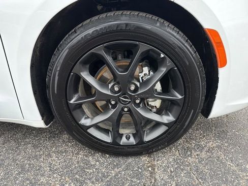 Used 2025 Chrysler Pacifica Limited image 12