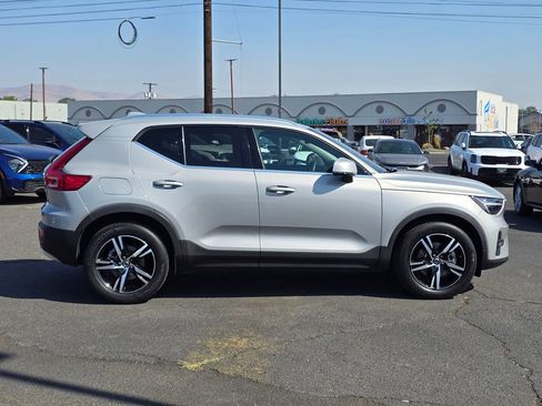 Used 2023 Volvo XC40 B5 Plus image 6